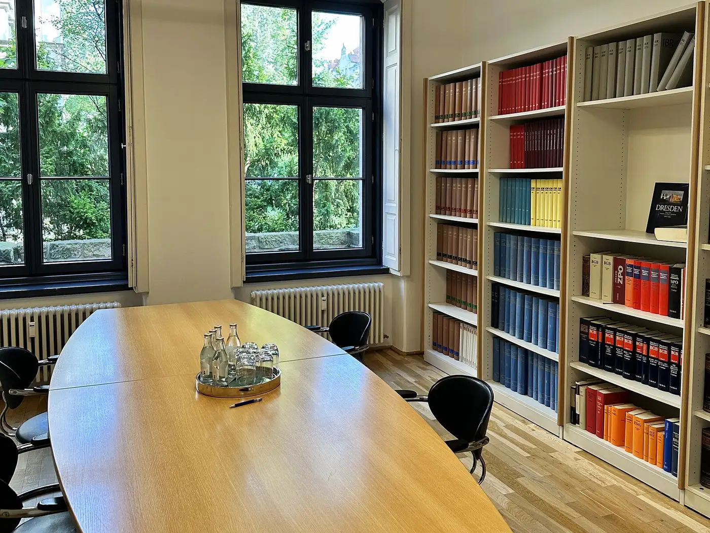 Besprechungsraum der Kanzlei mit Fachbibliothek