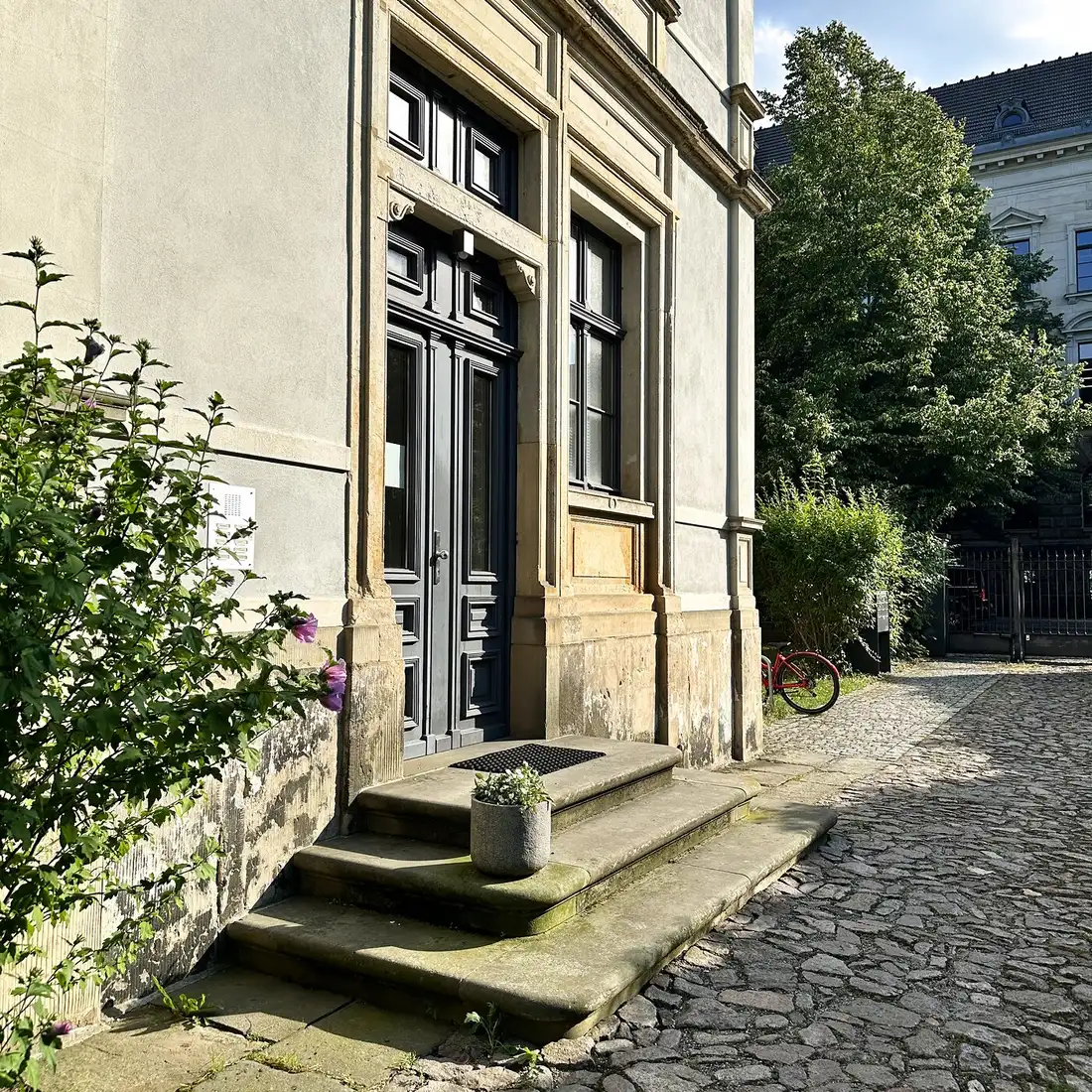 Eingang der Kanzlei in der Hospitalstraße 12 in Dresden